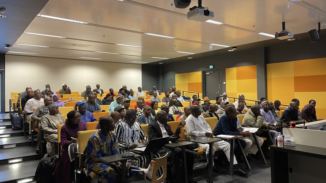 nigerialaisia tutkijoita koulutuksessa Turun yliopiston luentosalissa