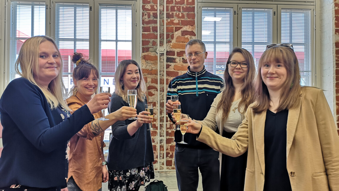 Hankerahoituksen saaneita ihmisiä skoolaamassa