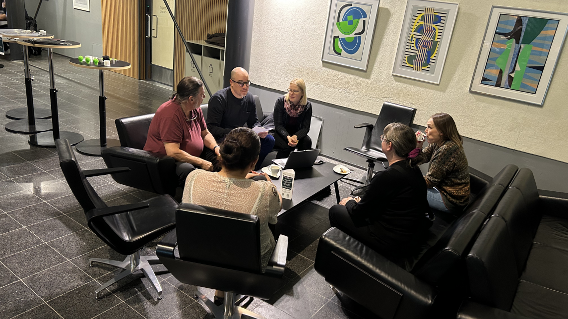 tapahtuman osallistujia istuu sohvaryhmällä ja tuoleilla toisiaan vastakkain ja keskustelee työryhmälle annetuista aiheista