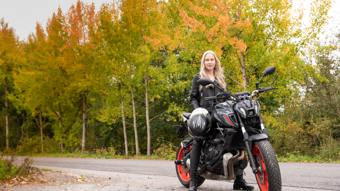 Jasmin Hannonen moottoripyörän selässä.
