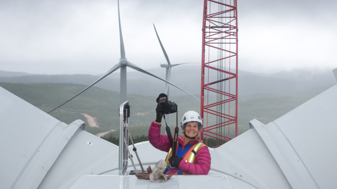 Valokuvaaja, kirjailija ja aktivisti Joan Sullivan tuuliturbiinin huipulla
