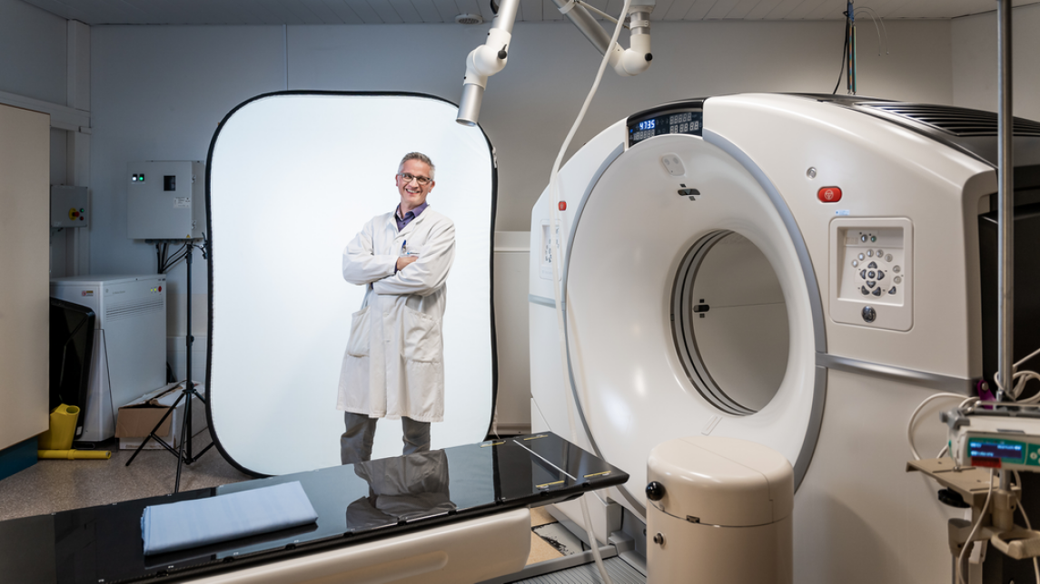 Kuva miehestä suuren lääketieteelisen koneen ääressä