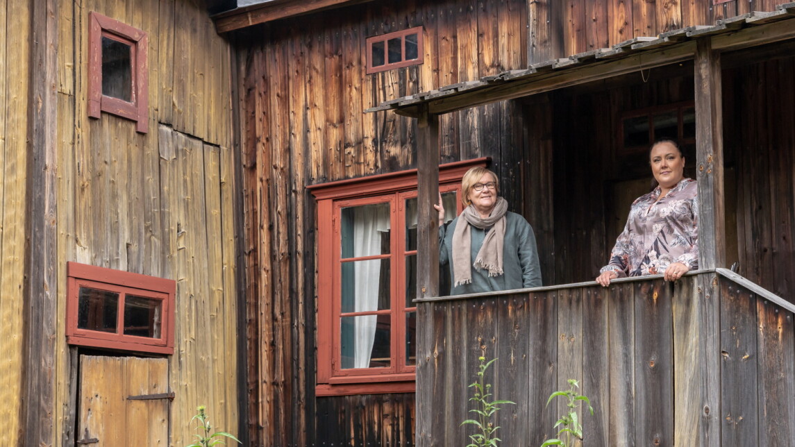 Kirsi Vainio-Korhonen ja Johanna Kallio vanhan puurakennuksen kuistilla.