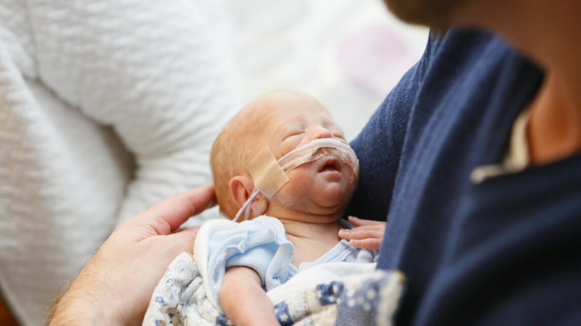 Keskosvauva hoitajan sylissä