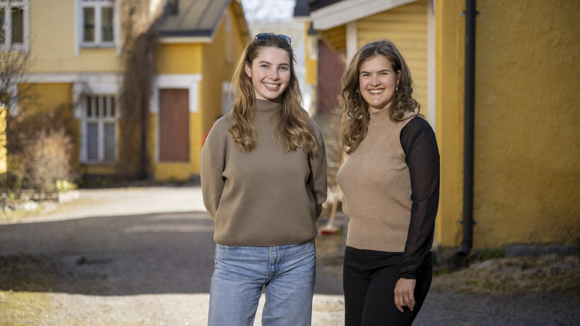 Emilia Morfin Venäläinen ja Ida Lindfors puutaloyhtiön sisäpihalla.