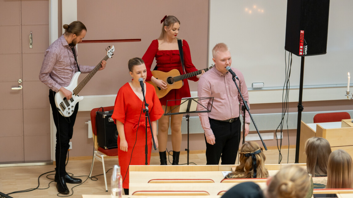 Neljän henkilön musiikkiesitys oikeustieteellisen tiedekunnan publiikissa 8.12.2023