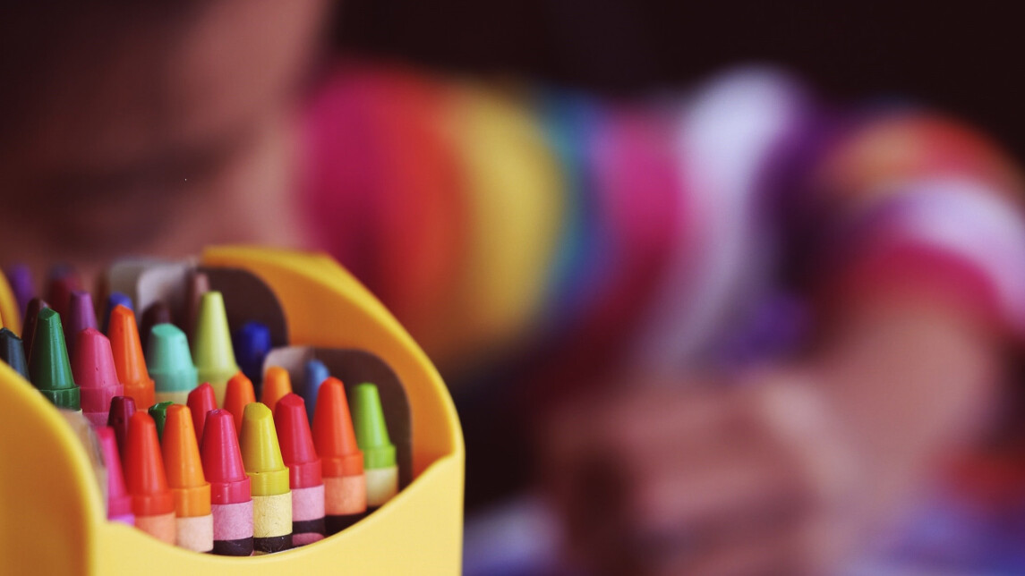 Lapsi piirtää väriliiduilla