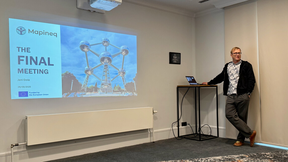 Jani Erola luentosalin edessä.