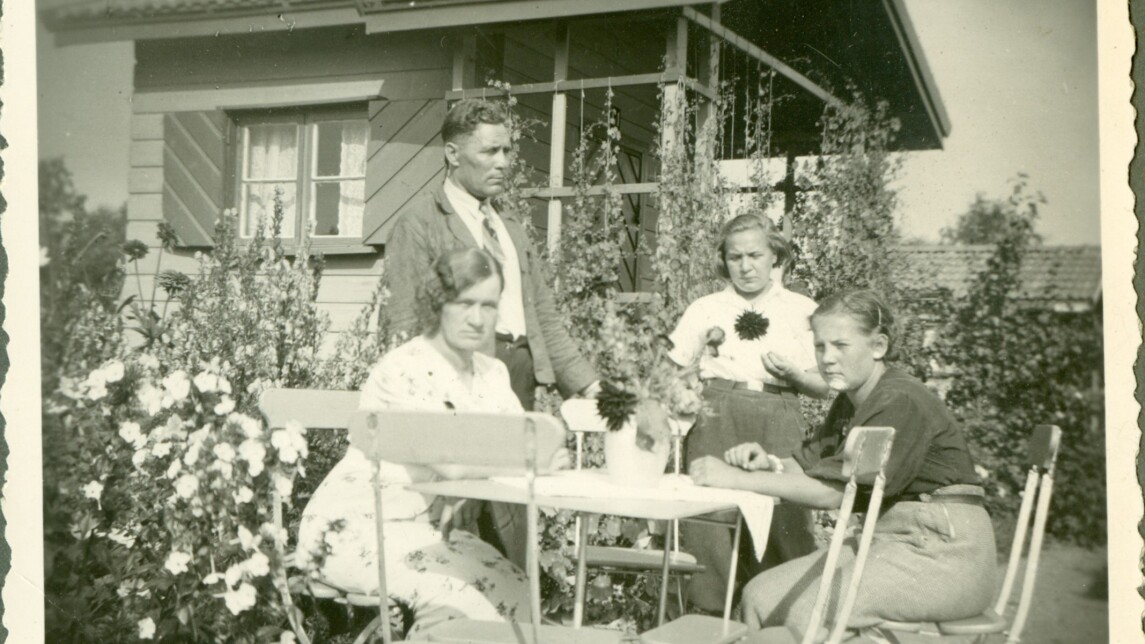 Kupittaan siirtolapuutarhan väkeä mökin pihassa vuonna 1938