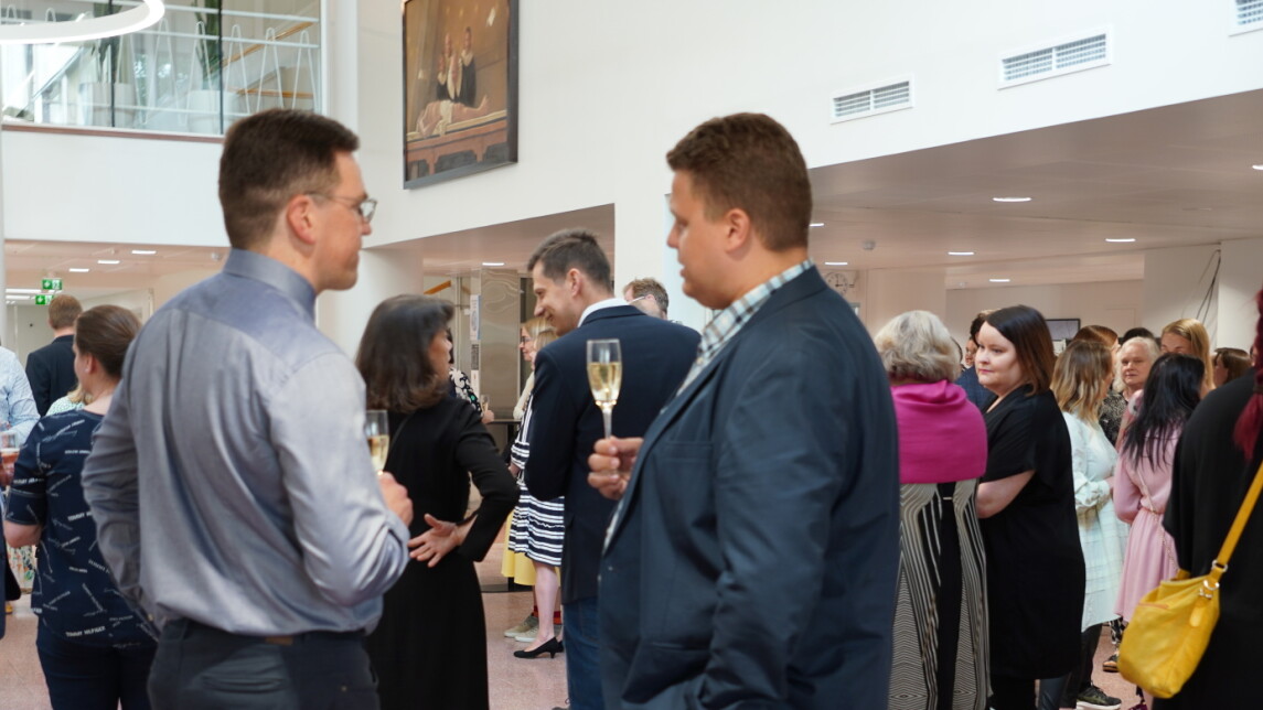 Ihmisiä Medisiina C:n aulassa.