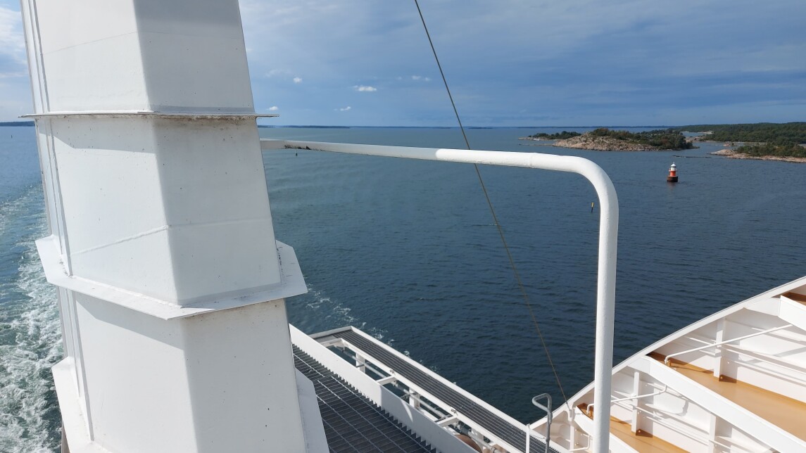 Näkymä vaalealta laivan kannelta merelliseen saaristoon