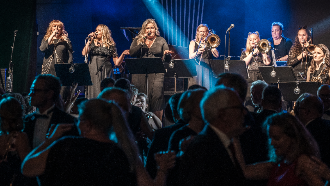 Ladies First Big Band esiintymässä.