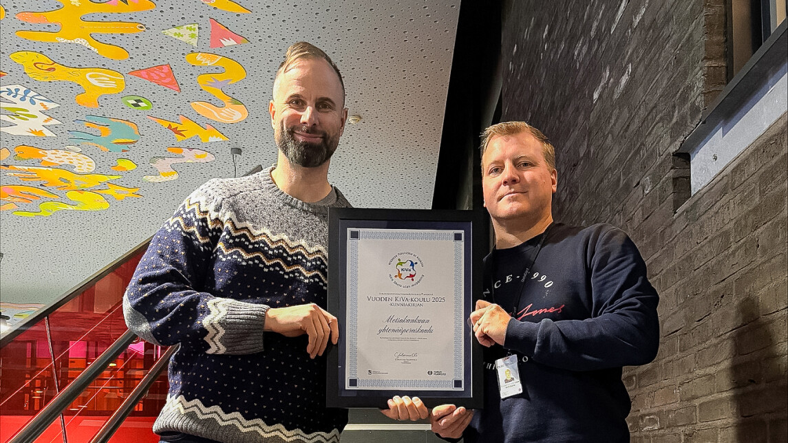 Metsokankaan koulun rehtori Otto Leskinen ja KiVa-vastuuopettaja Antti Ranta pitelemässä vuoden KiVa-koulu-diplomia
