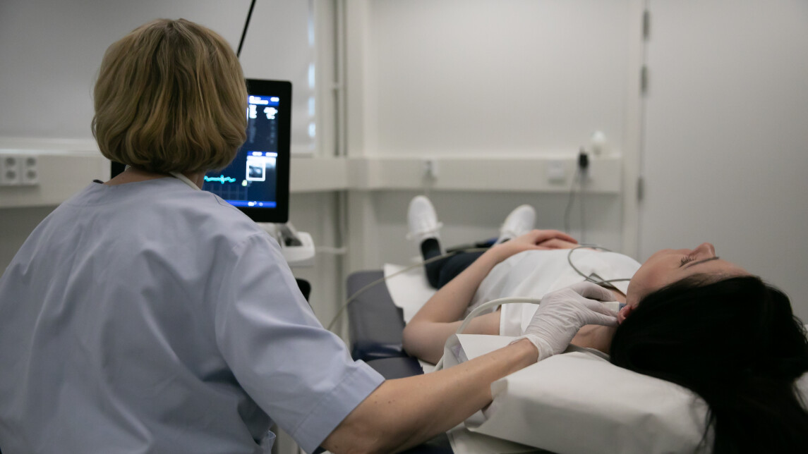 Hoitaja suorittaa potilaan kaulavaltimon ultraäänikuvantamista Väestötutkimuskeskuksen tiloissa.