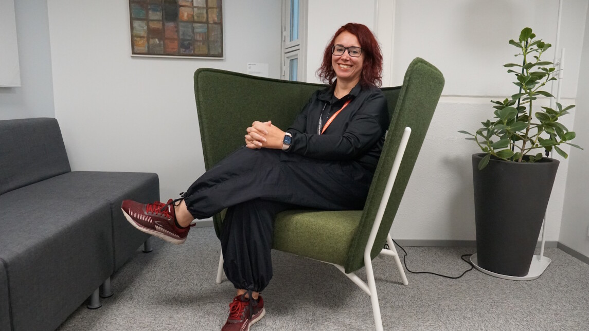 Akatemiatutkija Miriam Tedeschi nojatuolissa