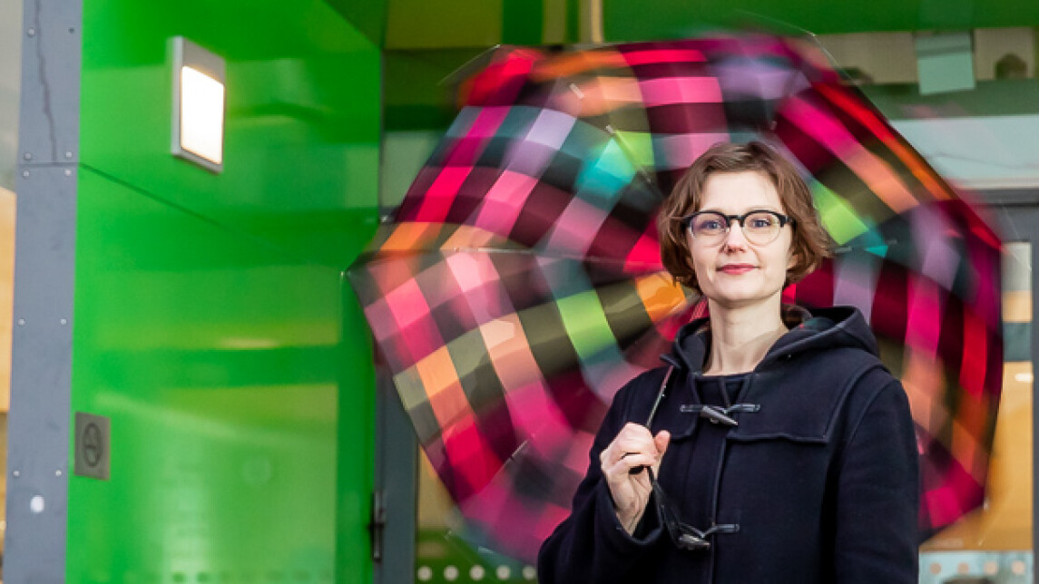 Kuvassa Mona Mannevuo sateenvarjon kanssa