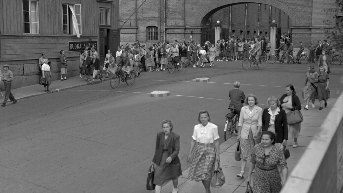 Suuri joukko naisia poistumasta Tampereen Finlaysonin tehtaalta 1950-luvulla.
