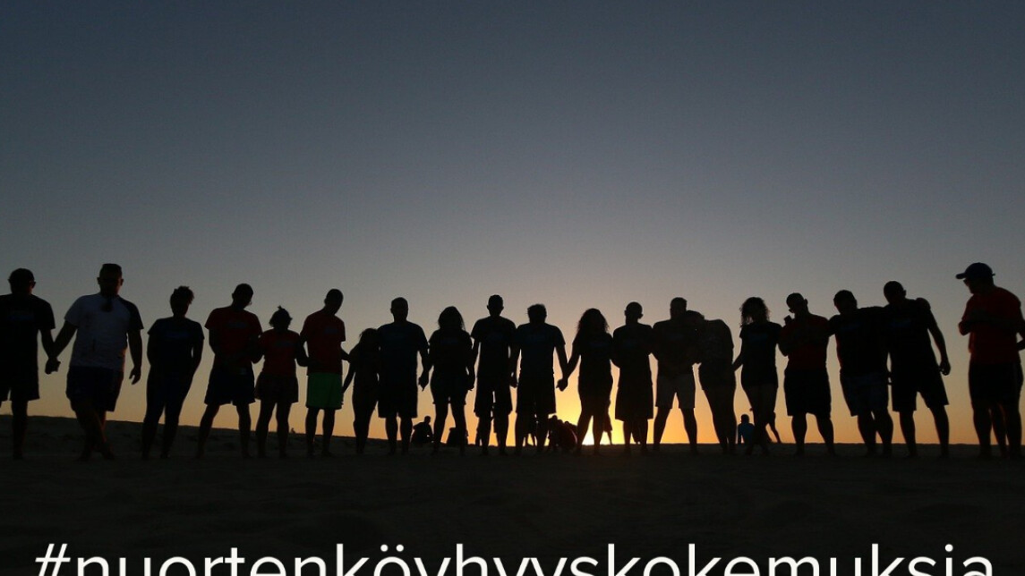 Joukko ihmisiä ja teksti #nuortenköyhyyskokemuksia.