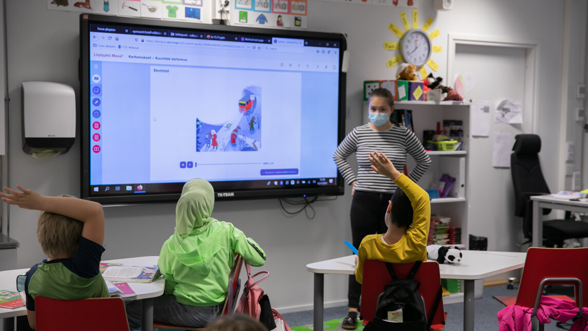 Luokanopettaja oppilaiden edessä oppitunnilla.