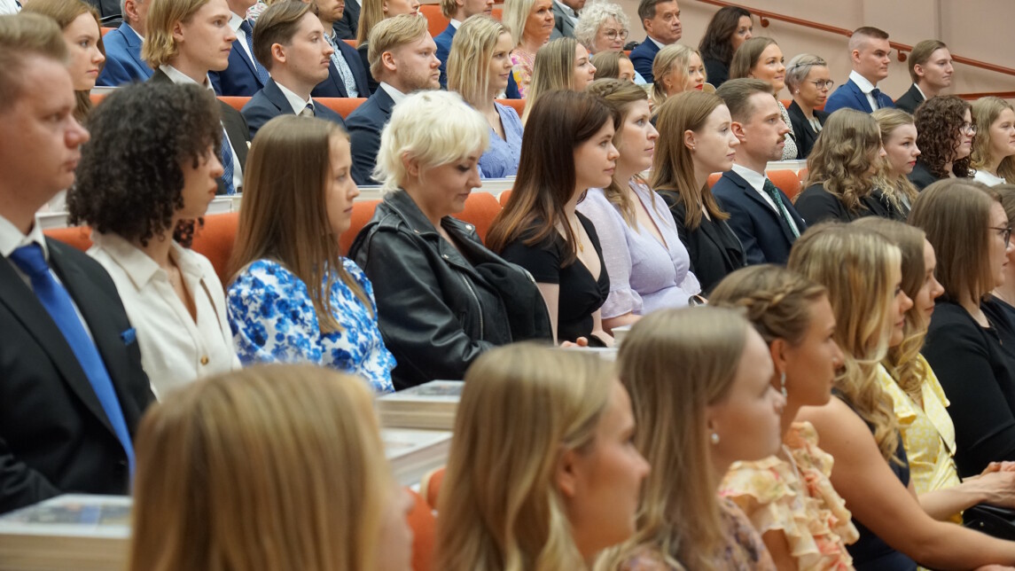 Vastavalmistuneita maistereita oikeustieteellisen tiedekunnan publiikissa 9.6.2023