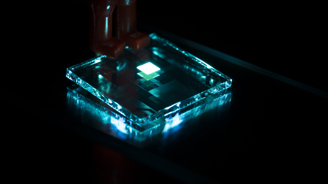 Kuvassa näkyy tavallinen sininen OLED. Levy on leveydeltään 15 mm ja emittoivan pikselin leveys 2 mm