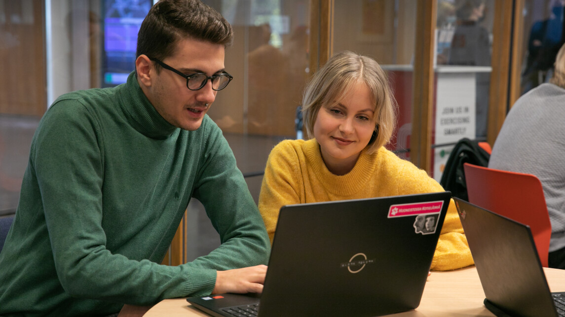 Opiskelijat läppärin kanssa.