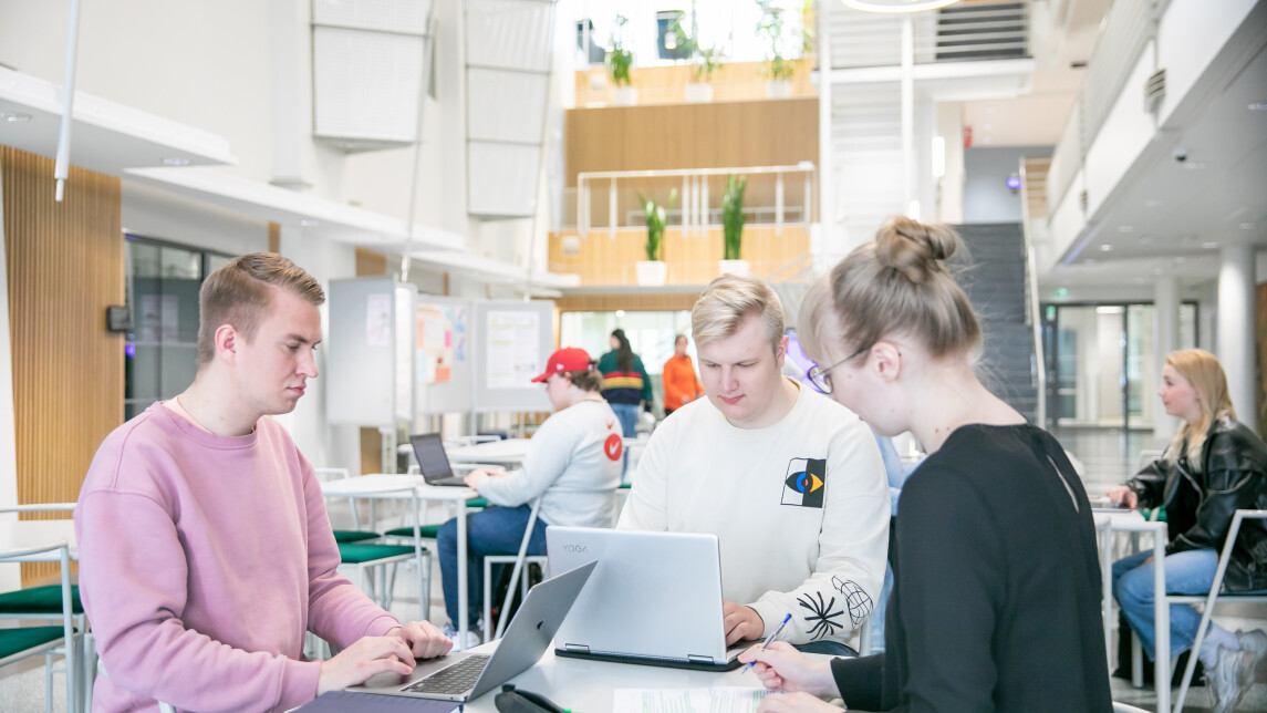 Opiskelijoita Arcanum-rakennuksen aulassa