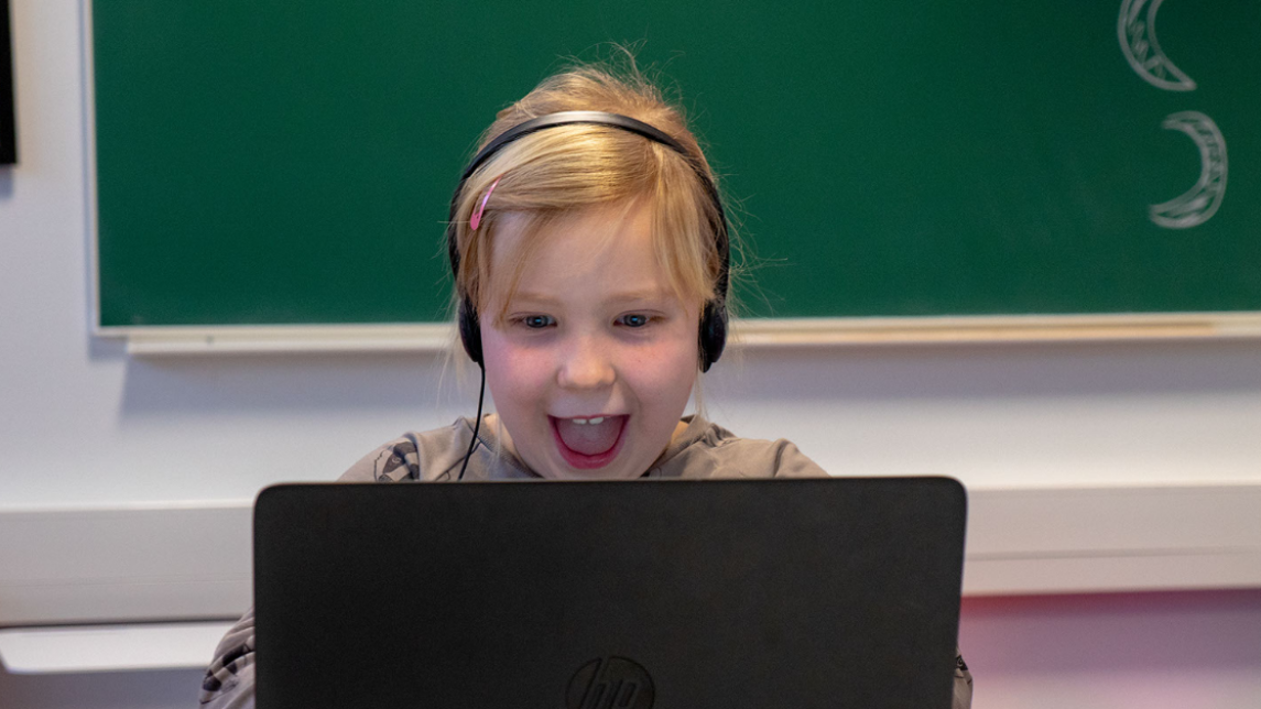 Lapsi käyttämässä ViLLE-oppimisalustaa tietokoneella.