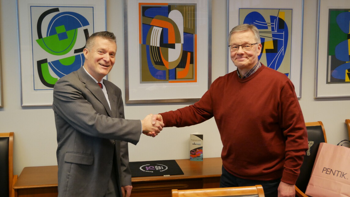 Hannu Schadewitz kättelee Luis Alvarez Estebania