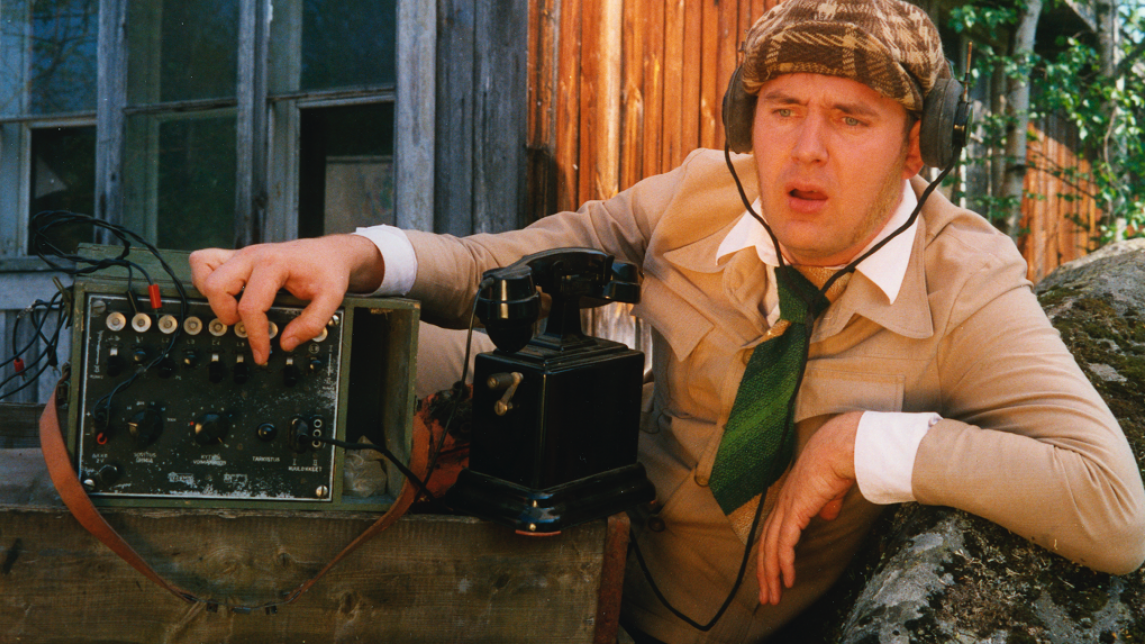 Pekko Aikamiespoika radiolähettimen äärellä