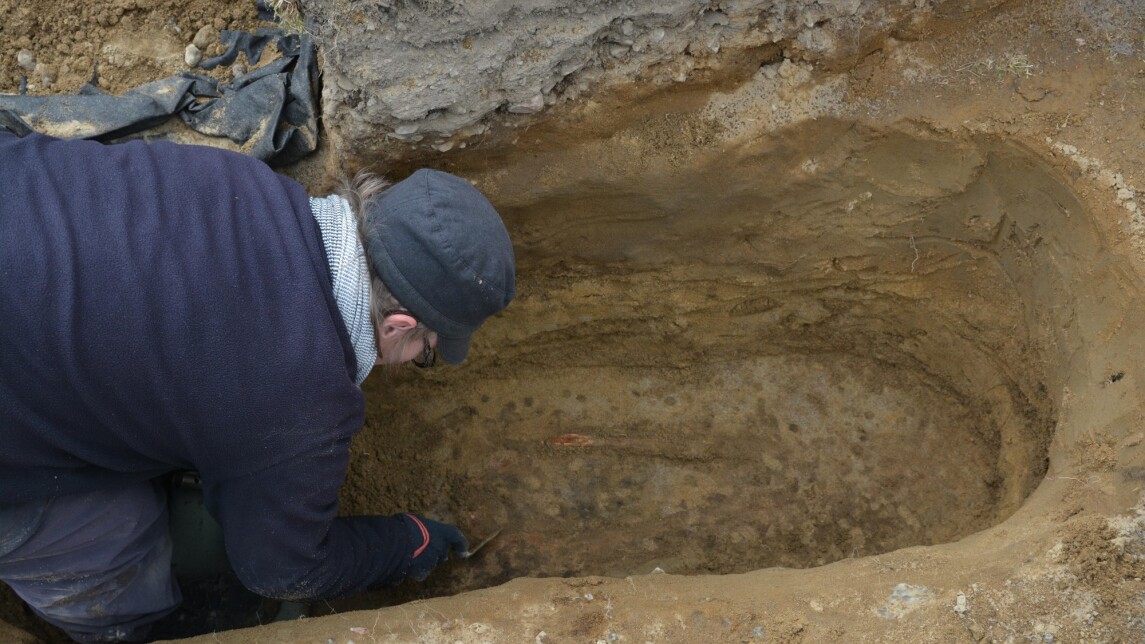 Kuvassa Anne-Mari Liira arkeologisilla kaivauksilla