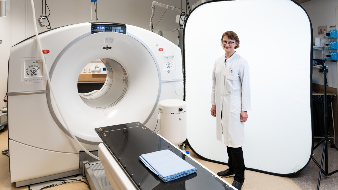 Pirjo Nuutila seisoo PET-laitteen vieressä ja katsoo kameraan.