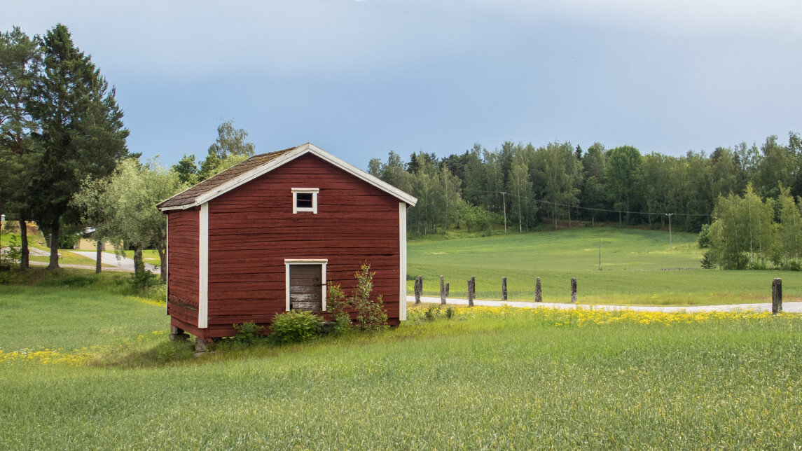 Vilja-aitta kesäisessä maalaismaisemassa