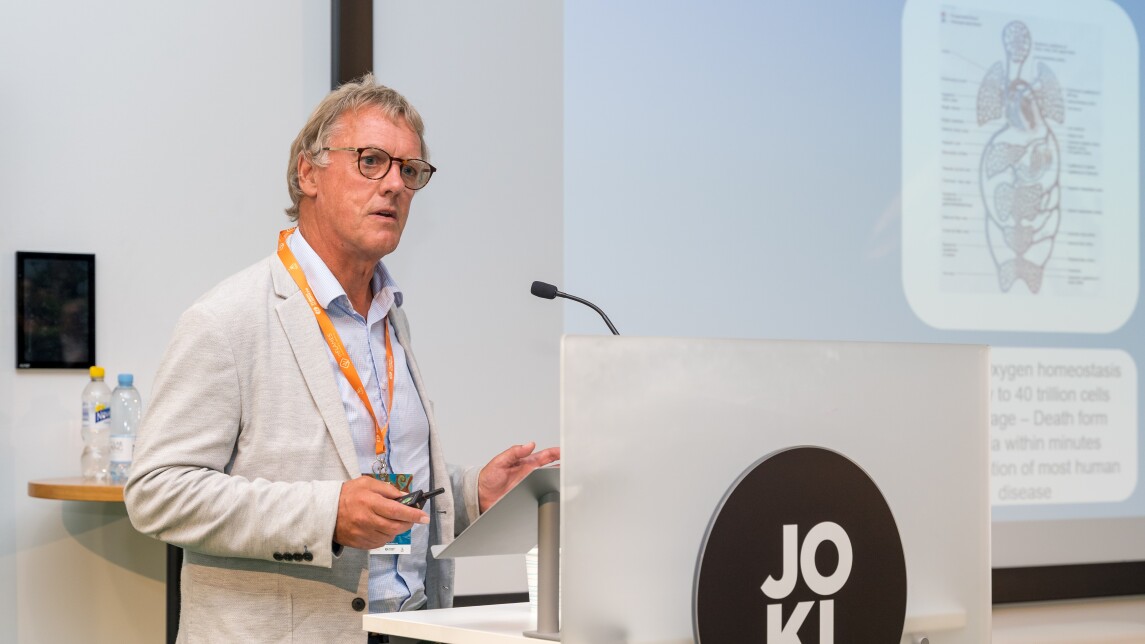 Luennoitsija puhumassa, henkilökuva