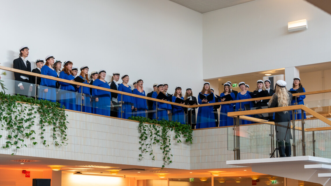 yliopiston ´kuoro esiintyy avajaisjuhlassa