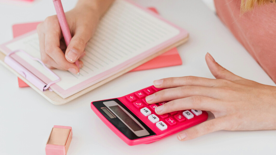 Opiskelija laskee laskimella