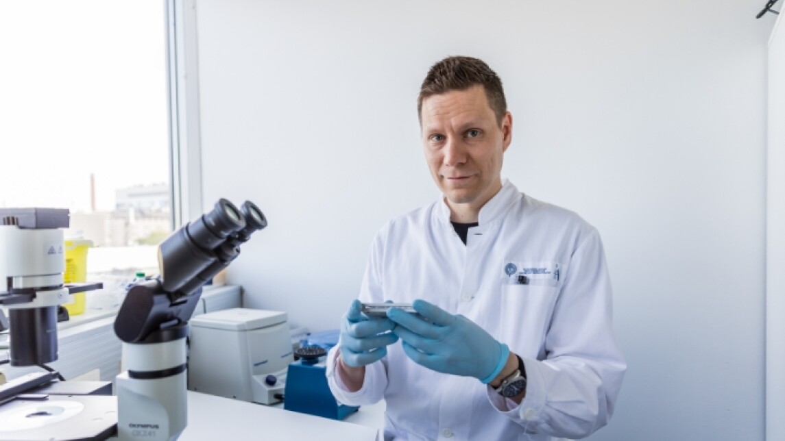 Tutkija laboratoriossa.