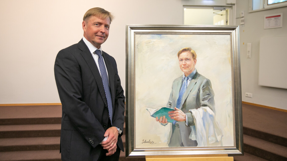 Timo Närhi Dentaliassa muotokuvansa vieressä.