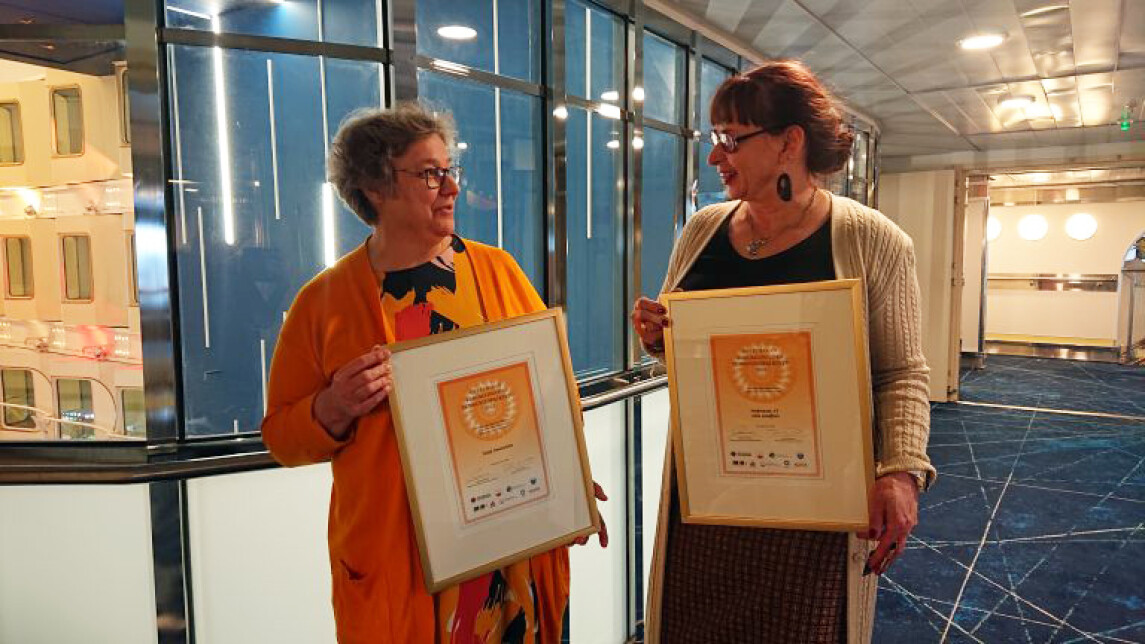 Tuija Saarivita ja Eila Lindfors kunniakirjoineen.