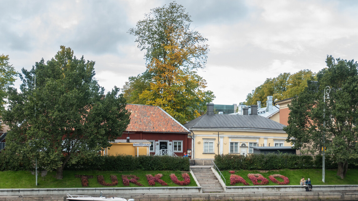 Kukkasin kirjoitetut Turku ja Åbo jokirannassa