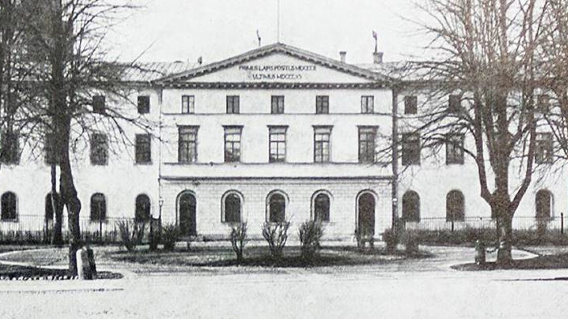 Yli sata vuotta vanha valokuva Turun hovioikeudesta