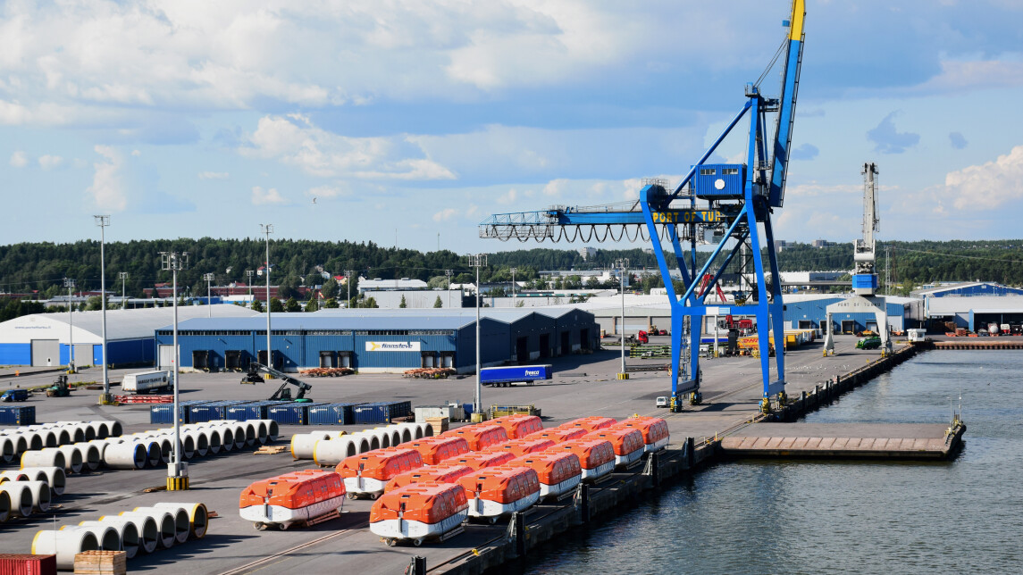 Pelastusveneitä ja muuta sataman kautta kulkevaa tavaraa Turun satamassa