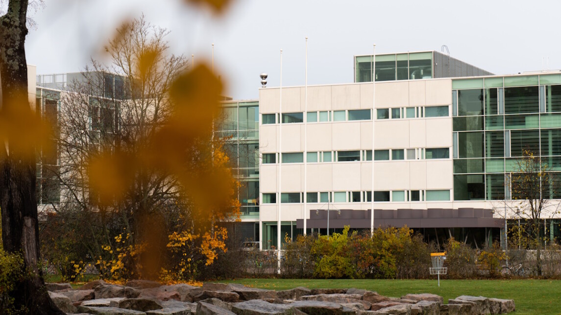 Rakennus kuvattuna syksyllä