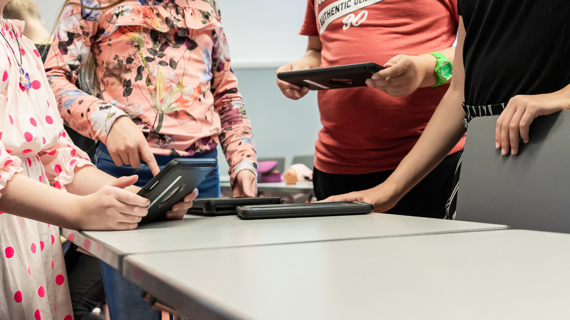 Koululaiset käyttämässä tablettitietokoneita.