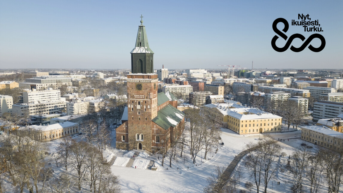 Talvinen ilmakuva Turun tuomiokirkosta, ja kuvan päällä oikeassa yläkulmassa Turku 800 -tunnus