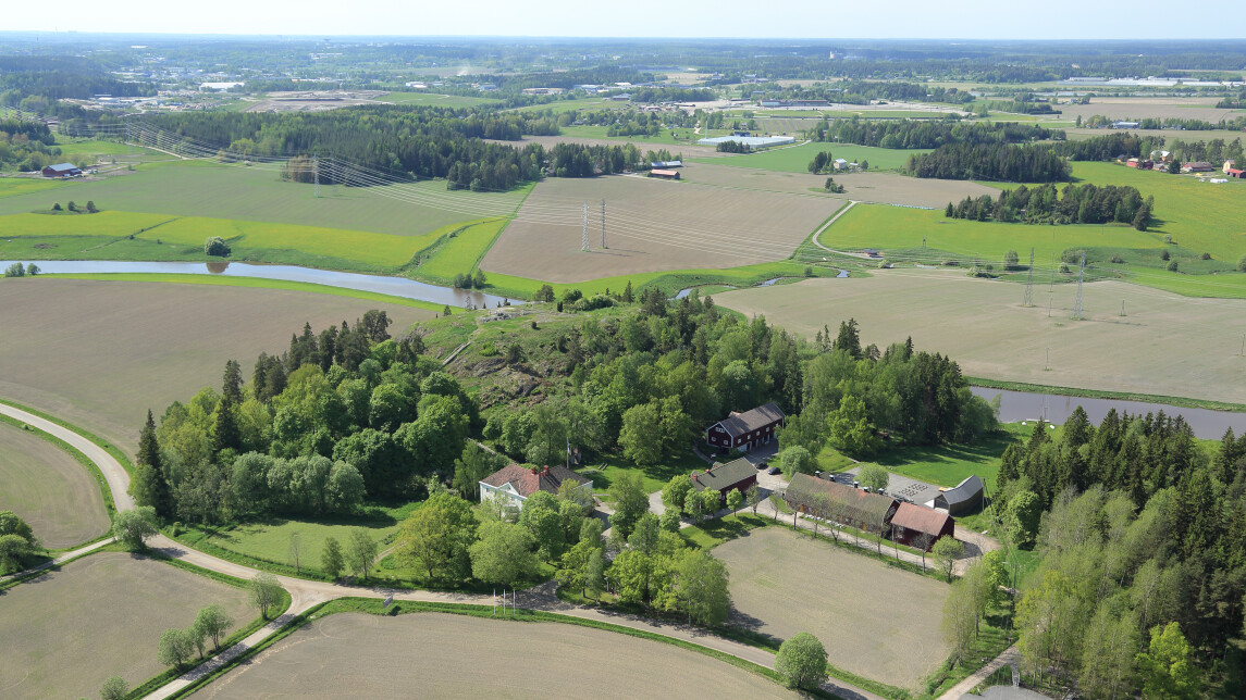 Liedon Vanhalinna ilmakuvassa kesällä