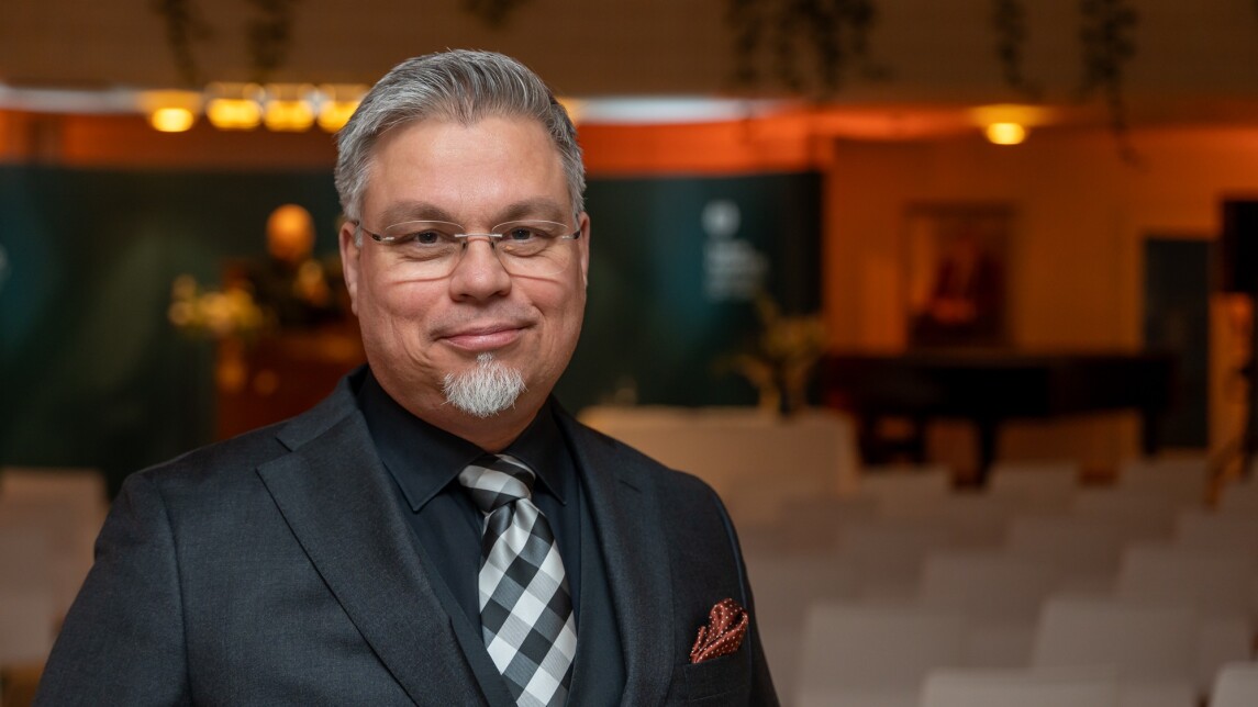 Tommi Kinnunen Turun yliopiston päärakennuksen aulassa