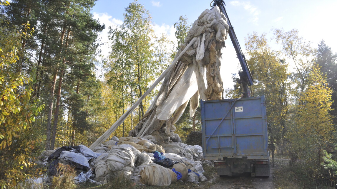 muoviroskan keräystä saaristossa