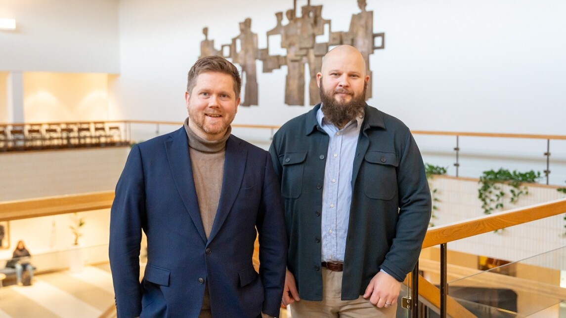 Alumnit Jukka Vornanen ja Reima Välimäki yliopiston päärakennuksessa. 