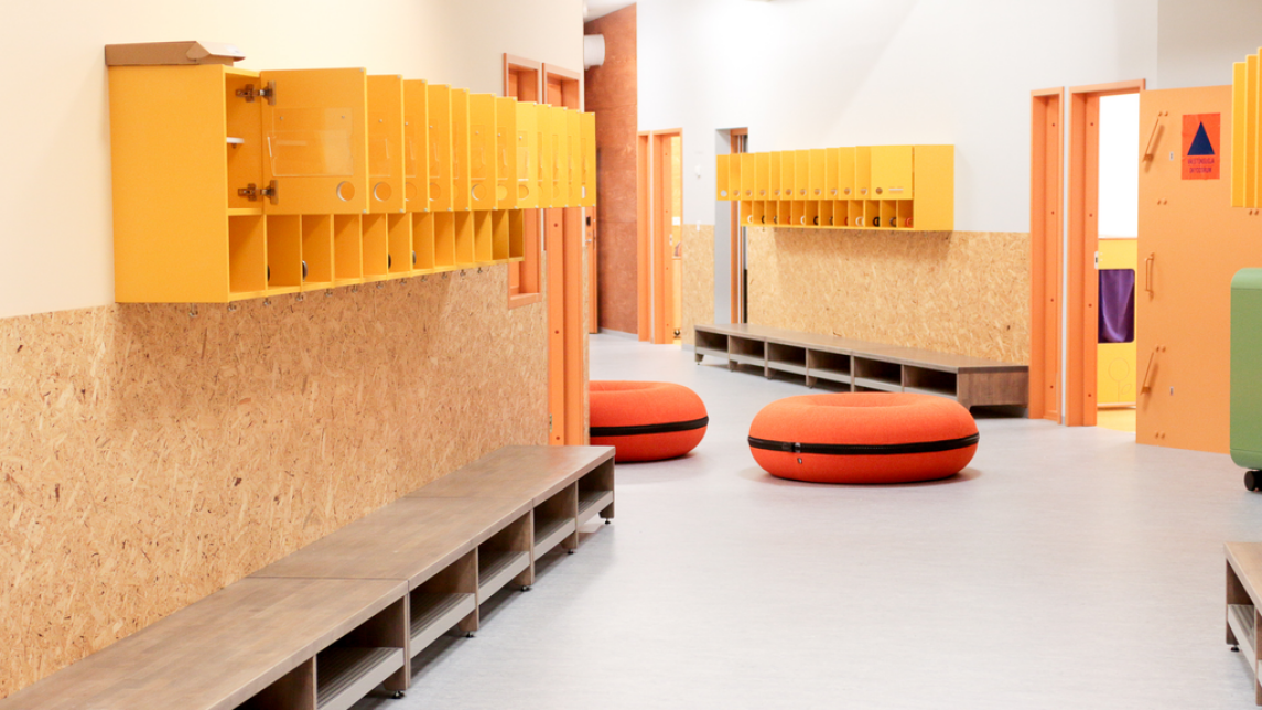 Pikkunorssin aula naulakoineen ja istuimineen.